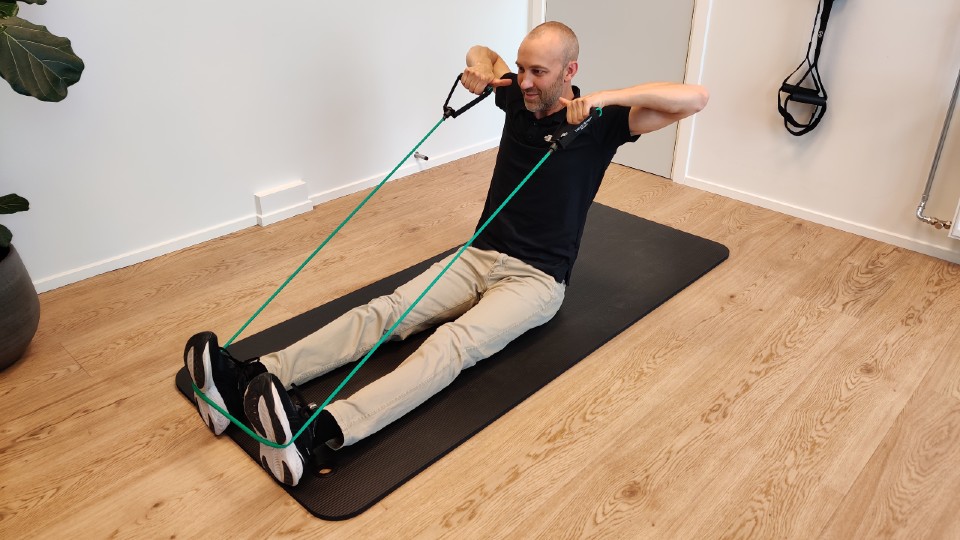 Osteopat Jeppe Bjerre Smed fra Billund Osteopati viser pull apart.