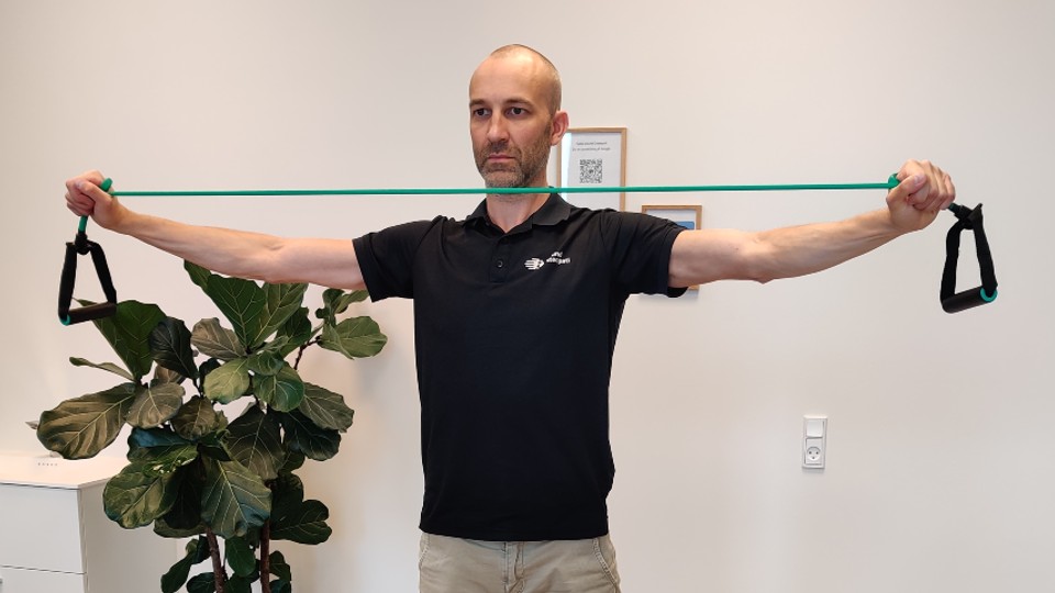 Osteopat Jeppe Bjerre Smed fra Billund Osteopati viser pull apart.